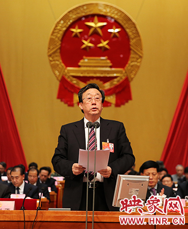 在表決通過各項決議后，省委書記、省人大常委會主任郭庚茂作出講話