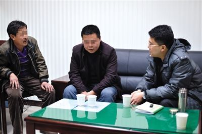 1月7日，陜西省榆林市，國家信訪局第五督查組成員王治鐸（右一）與兩名信訪人約談。 楊凱 攝