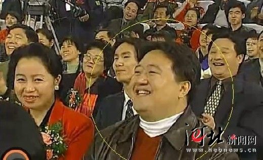 該名男子連續(xù)多年在春節(jié)晚會(huì)中出現(xiàn)，被網(wǎng)友稱為“十年最牛笑臉哥”。