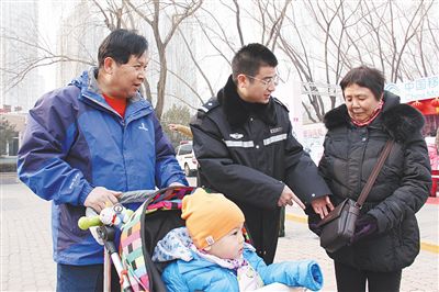 朝陽(yáng)國(guó)際風(fēng)情節(jié)，周小勇（中）提醒老人注意安全。朝陽(yáng)公安分局供圖