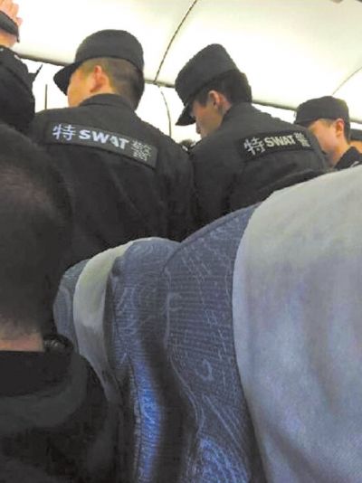 特警登機處理。