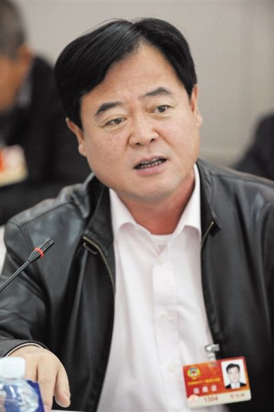 　政協(xié)委員、中國(guó)通用技術(shù)集團(tuán)董事長(zhǎng)賀同新稱，按照2014年的數(shù)字，他的薪水下降了近50%。圖/CFP