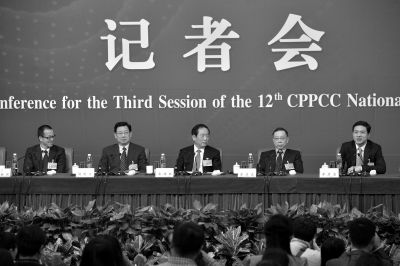 昨日，政協(xié)十二屆三次會(huì)議舉行記者會(huì)，五位嘉賓回答中外記者提問。京華時(shí)報(bào)記者王海欣攝