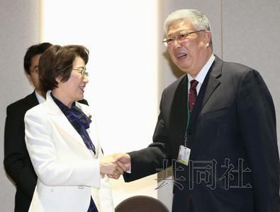 3月15日下午，日本防災擔當相山谷惠理子與中國民政部長李立國（右）會談。