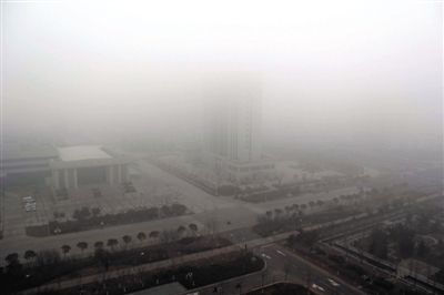 昨日，連云港市贛榆區(qū)14層高樓上拍攝的大霧天氣。當(dāng)日，江蘇省多地出現(xiàn)大霧天氣。新華社發(fā)