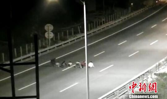 孩子們將高速公路當(dāng)成跑道賽跑?！【焦﹫D　攝