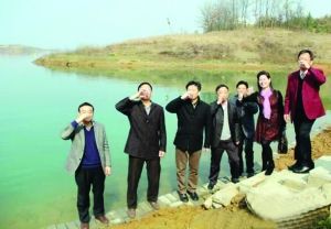 活動(dòng)儀式現(xiàn)場(chǎng)，一眾人舀起漳河水直接喝下