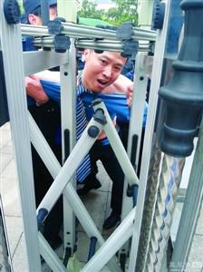 律師王甫在試圖跑進衡陽中院大門時被圍攻者阻止，西服和襯衣被撕爛。