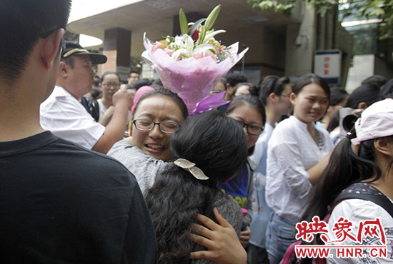 沖向你，給你一個深情的擁抱。