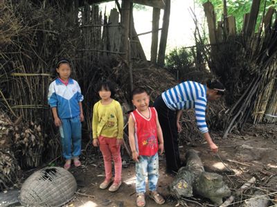 羅梅和她的三個孩子。中間兩個孩子為羅梅夫婦在逃亡途中所生。新京報(bào)記者 蕭輝 攝
