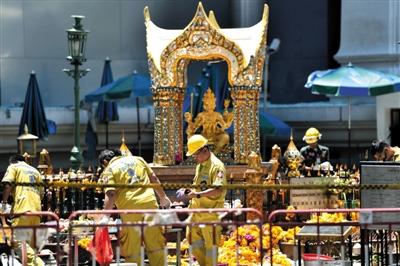 18日，泰國曼谷四面佛前，救援人員在爆炸現(xiàn)場進(jìn)行清理。四面佛附近17日晚發(fā)生爆炸，造成6名中國公民死亡，20余人受傷。