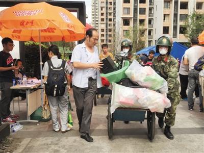 9月8日，天津?yàn)I海海港城小區(qū)，武警幫助居民搬東西。