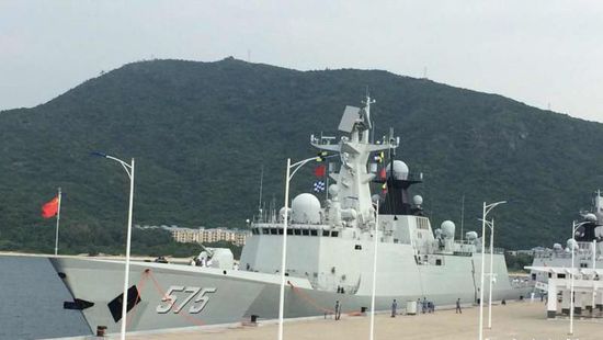 中國海軍艦艇編隊(duì)12日上午從三亞起航，參加“和平友誼-2015”中馬兩軍首次實(shí)兵聯(lián)演。