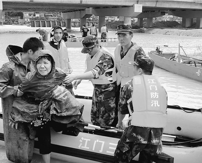 5日，廣東江門市邊防官兵解救被洪水圍困的群眾。 廖 鍵攝（人民視覺）