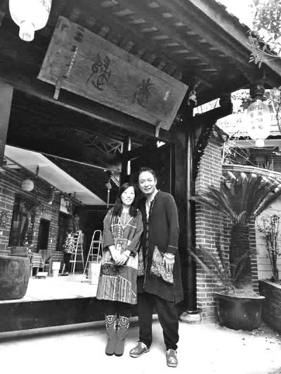 顧少強(qiáng)和丈夫在自己的客棧前合影,作為結(jié)婚照。照片由受訪者提供