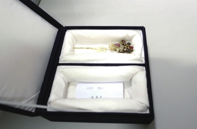 存放于匣內(nèi)的金簪華美依舊。