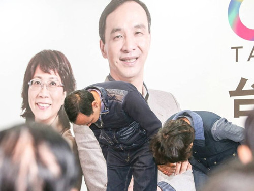 國(guó)民黨明天下午將召開(kāi)臨時(shí)中常會(huì)，決定由誰(shuí)擔(dān)任代理主席。圖為朱立倫與王如玄上午到競(jìng)選總部，向支持自己競(jìng)選的志工們一一致意，感謝他們的陪伴。圖片來(lái)源：臺(tái)灣《聯(lián)合報(bào)》