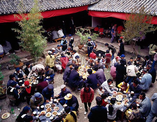貴州畢節(jié)織金縣板橋鄉(xiāng)政府公職人員在整頓村民亂辦酒席時，雙方發(fā)生沖突并互有出手。
