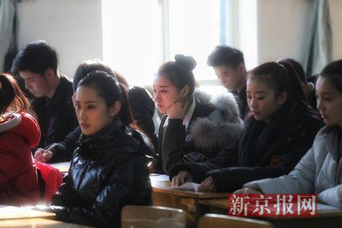主持系考生正在備考區(qū)等待考試。