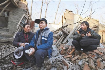 2014年1月，取保候?qū)彽乃螤幑夂透改缚粗鴼垟〉姆孔?，默默流淚