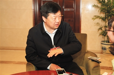 昨日下午，全國人大代表、哈爾濱市長(zhǎng)宋希斌在駐地接受新京報(bào)記者專訪。張磊 攝