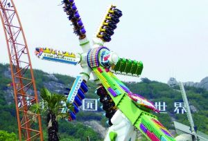 3月28日零點剛過幾分鐘，上海迪士尼6月16日開園日的門票就宣告售罄，巨大的訪問量一度導(dǎo)致票務(wù)系統(tǒng)出現(xiàn)間歇性故障，被網(wǎng)友調(diào)侃“激烈程度堪比春運”。網(wǎng)上甚至有“黃?！睂⒁粡堥_園門票炒到幾千元。