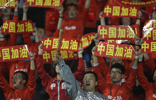 中國隊(duì)球迷在看臺上為球隊(duì)加油。新華社發(fā)
