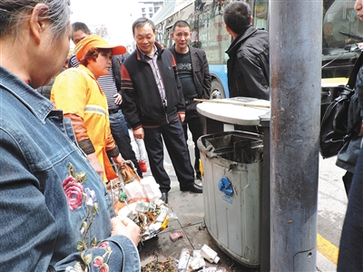 四川達州市通川區(qū)一垃圾桶，被搶槍支在此被找到。