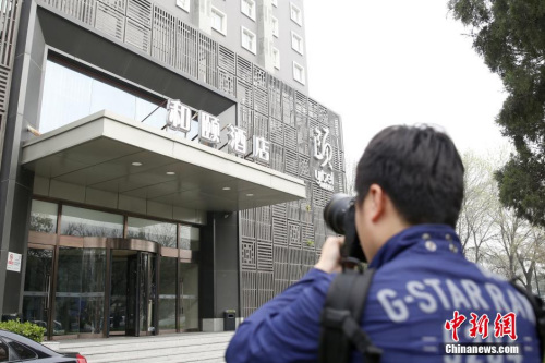 媒體記者關(guān)注北京“和頤酒店女生遇襲”事件。 圖片來(lái)源：視覺(jué)中國(guó)