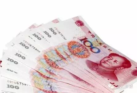 按照4月1日起上海執(zhí)行的月最低工資標(biāo)準(zhǔn)2190元計(jì)算，勞動(dòng)者在5月1日當(dāng)天加班，每天的加班工資至少有302元。如果3天都加班、不調(diào)休，加班工資至少有704元。