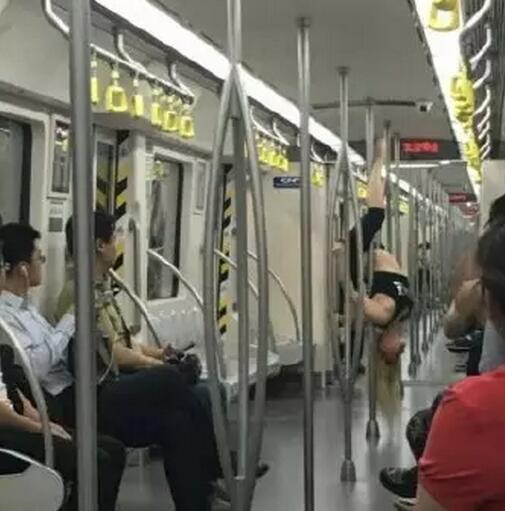 女子在地鐵上跳鋼管舞。