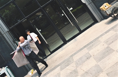 昨日11時許，新華聯(lián)國際公寓門口，一男子將電視等賭具轉(zhuǎn)移，后被警方控制