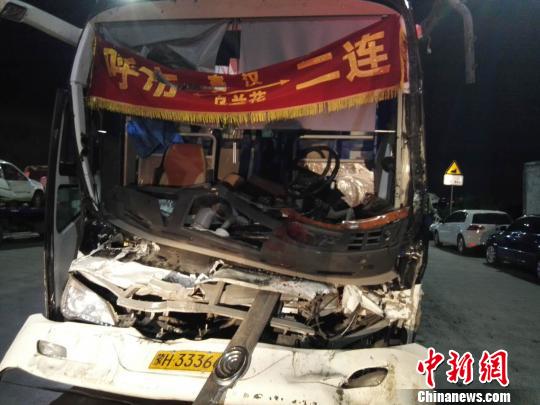 圖為載客大巴車，受損嚴(yán)重。