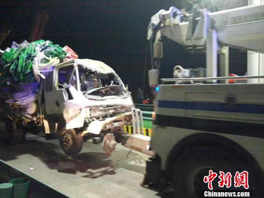圖為事故清障車運(yùn)送受損車輛。