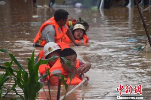 資料圖：6月20日，貴州省黔西南州暴雨成災。圖為消防員抗洪救人?！∏髂舷?攝