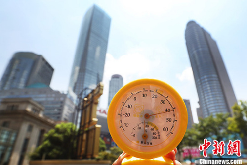 7月26日中午12點39分，南京街頭高溫逼人，用溫度計測量的實時溫度超過40攝氏度。 中新社記者 泱波 攝