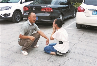 一位來自山西的父親，在燕郊找到陷入傳銷組織的女兒，當(dāng)街痛哭，求女兒回家