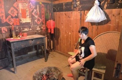 邱巧媚經(jīng)常一個人坐在屋里發(fā)呆。本版圖片京華時報記者 韓林君 攝