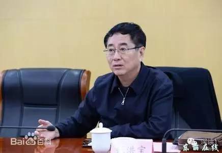 通報指出，張洪寶眼看著幾年前還不知名的個體老板搖身一變成為大企業(yè)家，心里既艷羨又發(fā)酸，滋生了“我為他們贏得了好的發(fā)展機遇，收些款物就權(quán)當(dāng)是對我這些年辛勤工作的一種補償”的念頭。于是他開始熱衷于與身邊的企業(yè)老板拉拉扯扯、勾肩搭背，剛開始只是幾頓飯、幾張卡，日積月累，越陷越深，不給錢不辦事，給了錢才辦事，在東麗人稱
