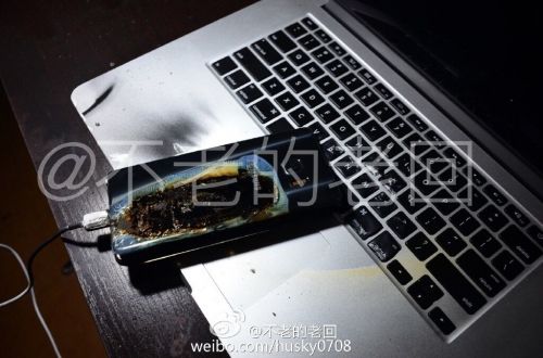 根據(jù)圖片來看，蘋果MacBook Pro筆記本觸控面板左邊部分被熏黑，而且該網(wǎng)友也提供了充電設(shè)備，就是三星Note 7原裝充電器。