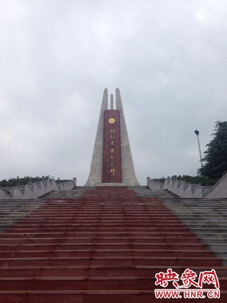 桐柏是革命老區(qū)，英雄紀(jì)念碑位于南端翠屏山上。