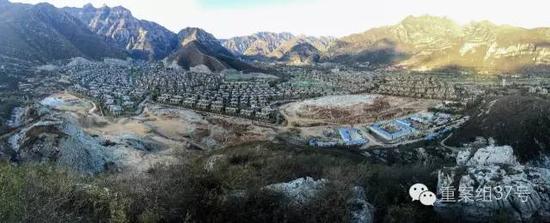 河北淶水“青青小鎮(zhèn)”1-6期全景圖，上百棟別墅組成的別墅群依山而建。部分山體被炸平，準(zhǔn)備建起聯(lián)排雙拼別墅。    新京報記者 大路 攝