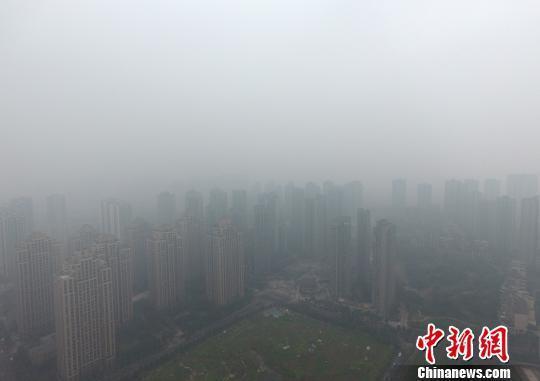  1月5日，重慶主城上空一片灰蒙蒙。