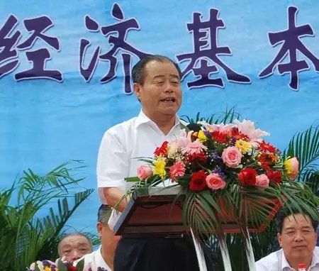 信發(fā)集團(tuán)發(fā)展成為一家集發(fā)電、供熱、氧化鋁、電解鋁、碳素、燒堿、聚氯乙烯、電石、鋁深加工等產(chǎn)業(yè)于一體的現(xiàn)代化大型企業(yè)集團(tuán)，位于山東聊城茌平縣。2016年10月，信發(fā)集團(tuán)董事局主席張學(xué)信在接受山東商報(bào)采訪時(shí)表示，44年企業(yè)沒(méi)有一名員工離職。