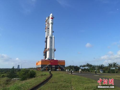 4月17日7時30分，承載著長征七號遙二運載火箭與天舟一號貨運飛船組合體的活動發(fā)射平臺，垂直轉運至發(fā)射區(qū)，標志著“天舟一號”飛行任務正式進入發(fā)射階段。閆寧 攝