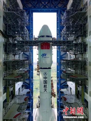 垂直轉運的順利完成，標志著“天舟一號”飛行任務正式進入發(fā)射階段。張文軍 攝