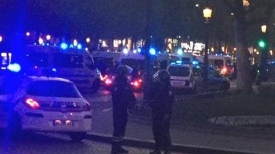 據(jù)英國廣播公司（BBC）消息，巴黎警方稱，巴黎中部發(fā)生槍擊事件，一名警察死亡，另一名受傷。