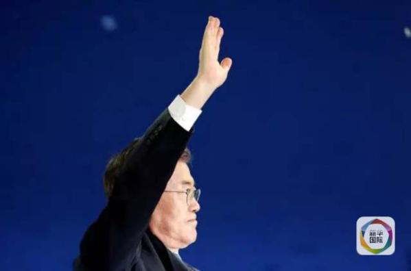 目前民調(diào)領(lǐng)先的共同民主黨候選人文在寅方面當(dāng)天上午表示，強(qiáng)行在星州部署“薩德”的做法“無視國民意愿和程序”，實(shí)際上切斷了下屆政府針對(duì)“薩德”相關(guān)政策的判斷余地。
