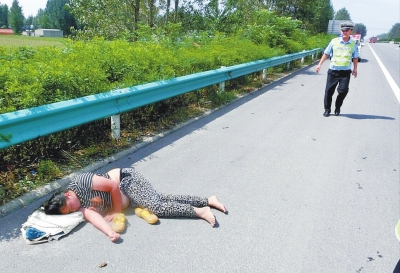 險！一女子躺高速路上睡大覺 漯河交警忙轉(zhuǎn)移保安全