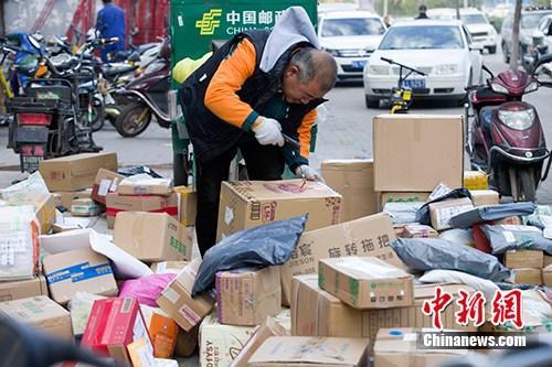 資料圖：11月2日，山西太原，物流工作人員正在分揀快遞。中新社記者 張?jiān)?攝